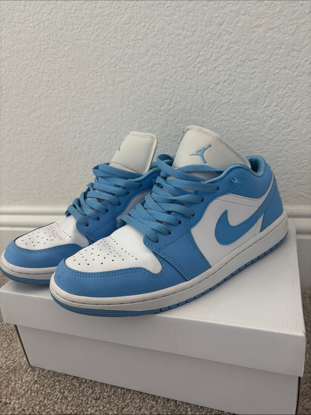 Jordan 1 Low wmns University Blue and White 8.5